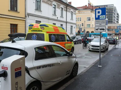 - električna polnilnica - polnilna postaja - električna mobilnost -električna polnilnica za električno vozilo - - polnilna postaja - električna mobilnost- 25.01.2023 &ndash; Vrhovčeva ulica 10 v Ljubljani - Avant2Go parkiri&scaron;če Poliklinika - brezplačno parkiranje električnega vozila &ndash; 100 % električni car sharing - //FOTO: Bojan Velikonja