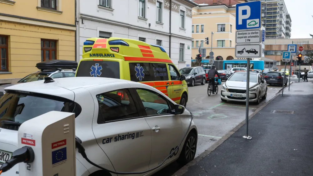 - električna polnilnica - polnilna postaja - električna mobilnost -električna polnilnica za električno vozilo - - polnilna postaja - električna mobilnost- 25.01.2023 &ndash; Vrhovčeva ulica 10 v Ljubljani - Avant2Go parkiri&scaron;če Poliklinika - brezplačno parkiranje električnega vozila &ndash; 100 % električni car sharing - //FOTO: Bojan Velikonja