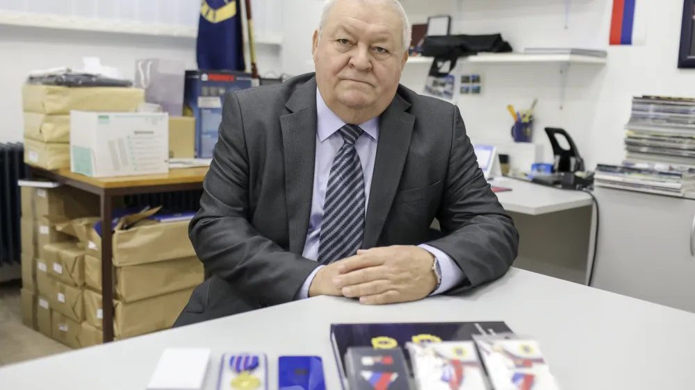 dr. Tomaž Čas, predsednik združenja ZPVD Sever<br><br>- spominsko odlikovanje veteranov vojne za Slovenijo &ndash; medalja za vojne veterane ob 30. obletnici samostojnosti<br> <br>- 11.10.2022 &ndash; Zveza policijskih veteranskih dru&scaron;tev ZVPD Sever, &Scaron;tefanova ulica 2 v Ljubljani<br> <br>//FOTO: Jaka Gasar