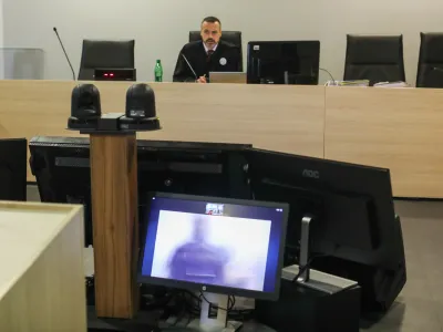 sodnik Tomaž Brom&scaron;e<br><br> Alen Bajc prek video povezave s tožilstvom podpisal sporazum o priznanju krivde<br> <br>- 06.01.2023 &ndash; sojenje primer Kava&scaron;ki klan - nadaljevanje predobravnavnih narokov domnevnim članom slovenskega dela Kava&scaron;kega klana, ta izvira iz Črne gore &ndash; tožilstvo očita, da naj bi vsaj od decembra 2018 do maja 2021 na območju več držav v okviru hierarhično organizirane kriminalne združbe na veliko trgovali z drogo.<br> <br>//FOTO: Bojan Velikonja<br> 