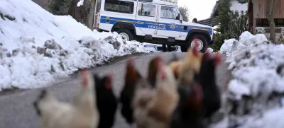 V nedeljo v času kosila so v vasici Hlevnica v Đurmancu v hrvaškem Zagorju našli truplo novorojenčka. Policija še preiskuje, kdo je trupelce kot smeti odvrgel nekje ob cesti.