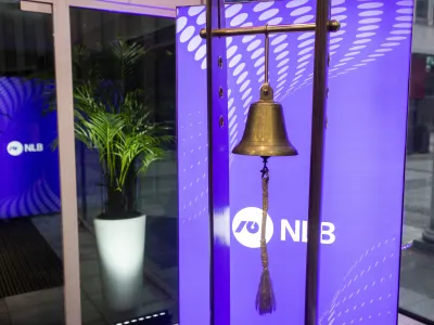 - simbolična fotografija - NLB -- trgovanje z vrednostnimi papirji - delnice - obveznice - zvonec na Ljubljanski borzi;<br><br><br>- 14.11.2018 &ndash; Ljubljanska borza - Delnice NLB so začele kotirati na ljubljanski in londonski borzi. S tem se je končala prodaja 65 odstotkov največje banke v državi po metodi IPO. Država je ohranila 35-odstotni delež, med večjimi lastniki pa sta po novem ameri&scaron;ki sklad in EBRD. //FOTO: Matjaž Ru&scaron;t