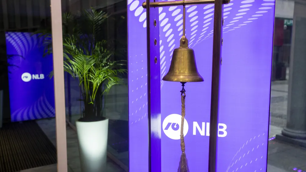 - simbolična fotografija - NLB -- trgovanje z vrednostnimi papirji - delnice - obveznice - zvonec na Ljubljanski borzi;<br><br><br>- 14.11.2018 &ndash; Ljubljanska borza - Delnice NLB so začele kotirati na ljubljanski in londonski borzi. S tem se je končala prodaja 65 odstotkov največje banke v državi po metodi IPO. Država je ohranila 35-odstotni delež, med večjimi lastniki pa sta po novem ameri&scaron;ki sklad in EBRD. //FOTO: Matjaž Ru&scaron;t