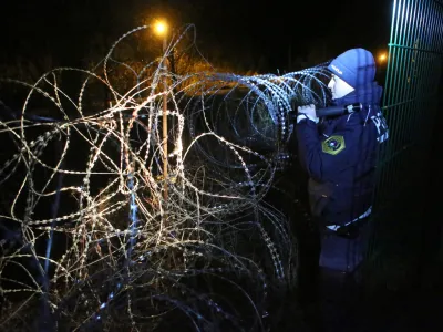 - žičnata ograja - - 27.12.2016 - Begunci 2016 - policijski nadzor zelene meje - Ilegalne migracije in prehodi schengenske meje - nezakoniti prehodi državne meje - slovensko-hrva&scaron;ka meja - //FOTO: Tomaž Skale