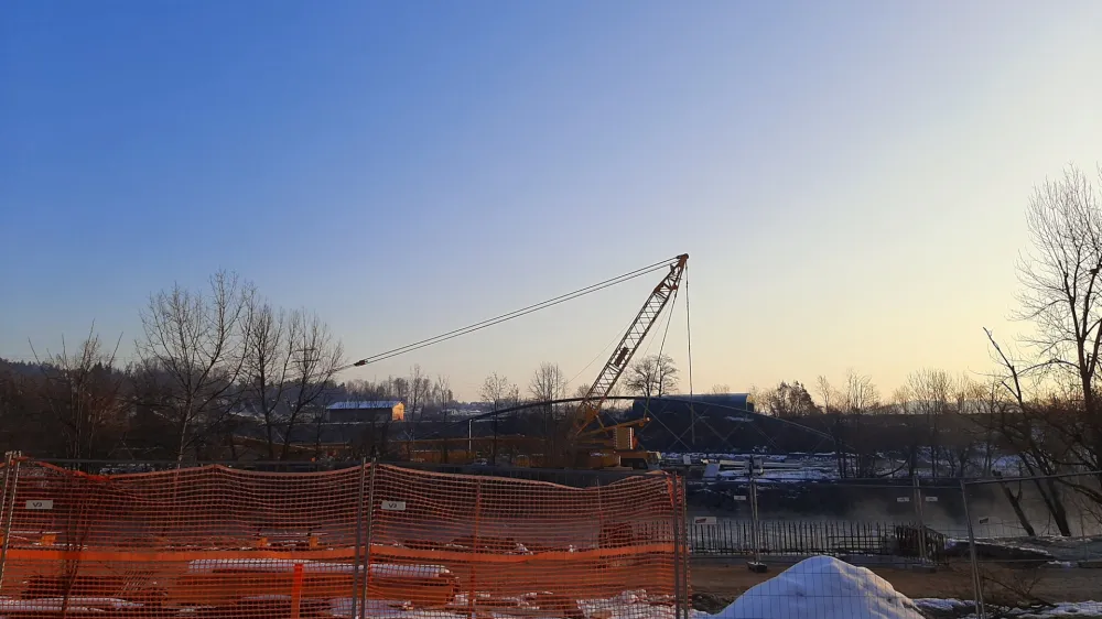 Zaradi tehničnih težav z dvigalom včeraj niso mogli izvesti težko pričakovanega dviga brvi čez reko Savo v Medvodah.&nbsp;
