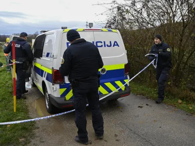 - nadaljevanje del pri Avto &scaron;oli Ježica iz smeri Črnuč (odsek z oznako revizijski ja&scaron;ek 129) - 23.11.2022 &ndash; gradnja - projekt povezovalni kanal C0 na trasi Brod &ndash; Ježica: nadaljevanje del, kjer je bila gradnja od aprila 2020 zaradi onemogočanja dostopa do gradbi&scaron;ča in tudi fizičnega oviranja izvajalca s strani lastnikov sosednjih zemlji&scaron;č na tem območju večkrat prekinjena in nato zaustavljena//FOTO: Nik Erik Neubauer 