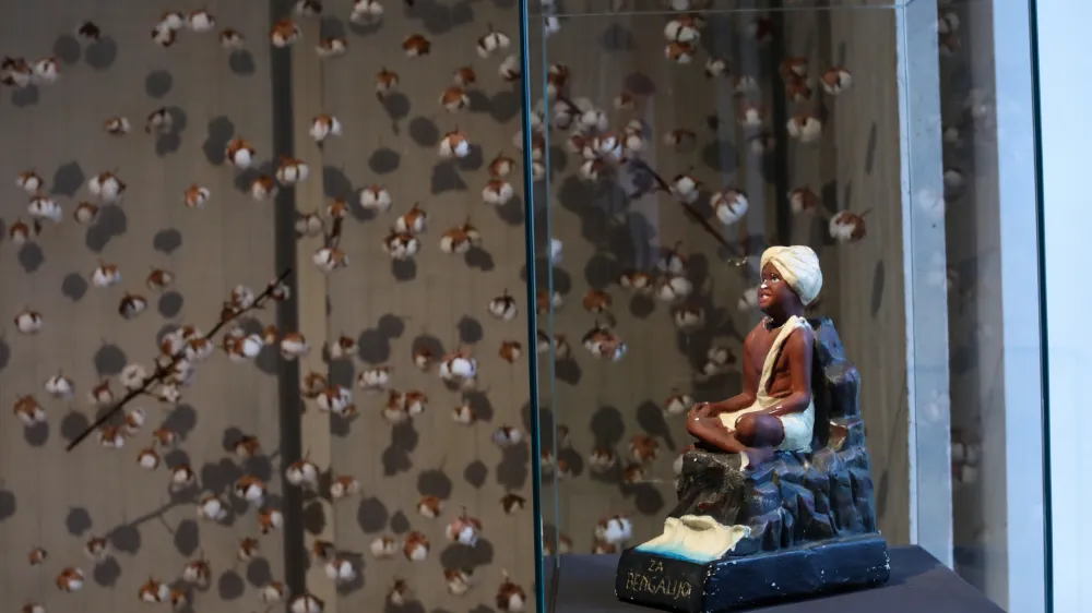 Majhen nabiralnik za prostovoljne prispevke: če si mu pod ritko vtaknil kovanec, ti je v zahvalo pokimal.&nbsp;