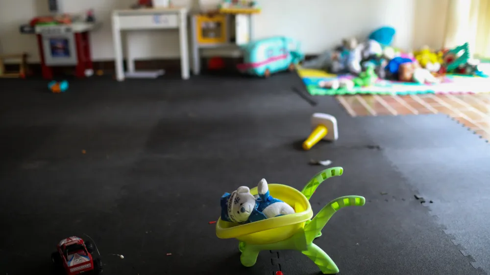 simbolična fotografija, otro&scaron;ke igrače, otro&scaron;tvo, otroci, zloraba otrok.- 14.12.2022 &ndash; Ankaran - Nastanitveni center za ukrajinske begunce Debeli rtič - Begunski otroci iz Ukrajine v Sloveniji &ndash; begunci - //FOTO: Bojan VelikonjaOPOMBA: REPORTAŽA ZA NEDELJSKI 2022