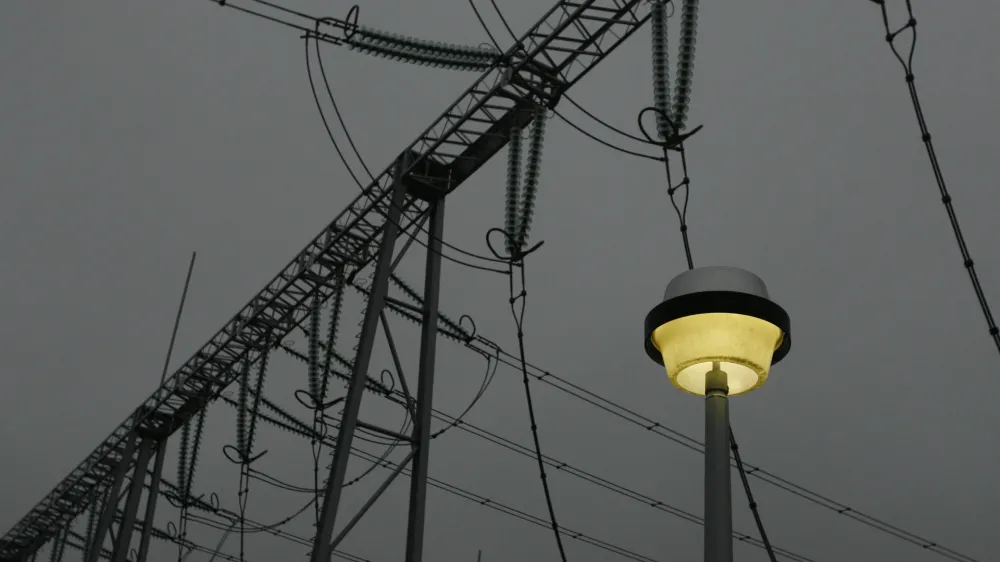 Vse več gospodinjstev ugotavlja, da se jim ne splača več vztrajati pri dvotarifnem merjenju elektrike in prati perila ponoči, saj so prihranki zanemarljivi.&nbsp;