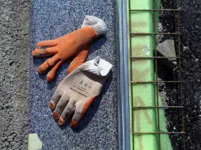 - simbolična fotografija - gradbeni delavci - delo na črno (&scaron;u&scaron;marji) - gradbeni&scaron;tvo - za&scaron;čitne rokavice //FOTO: Bojan Velikonja