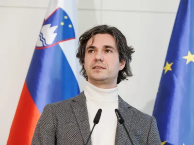 Brdo pri Kranju, Kongresni center Brdo.<br>Vrh koalicije, na katerem so obravnavali izhodisca za reformo placnega sistema v javnem sektorju, na dnevnem redu tudi stanovanjska politika, davcna in solska reforma.<br>Minister za delo, druzino socialne zadeve in enake moznosti Luka Mesec.