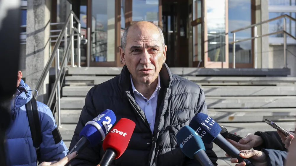 Predsednik SDS je po obravnavi na kranjskem sodi&scaron;ču dejal, da je 900.000 evrov le simbolična od&scaron;kodnina, saj &scaron;kodo sicer meri v milijardah.