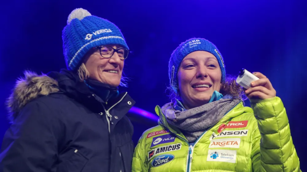 njena mama, trenerka in serviserka smuči Darja Črnko, alpska smučarka Ilka &Scaron;tuhec  - 05.12.2016 - Maribor - sprejem za alpsko smučarko Ilko &Scaron;tuhec, ki je na smuku svetovnega pokala v Lake Louisu pri&scaron;la do dveh zmag.    //FOTO: Jaka Gasar