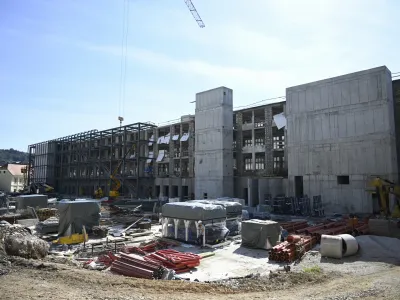 - gradbi&scaron;če na območju nekdanje tovarne koles ROG - 05.10.2022 &ndash; gradnja - Kreativno sredi&scaron;če Center Rog - javni proizvodni prostor namenjen kulturnemu in kreativnemu delovanju s poudarkom na izdelovanju, uporabnih umetnostih, arhitekturi in oblikovanju //FOTO: Nik Erik Neubauer