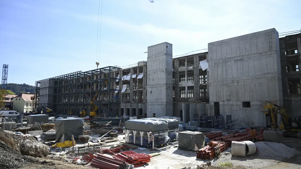 - gradbi&scaron;če na območju nekdanje tovarne koles ROG - 05.10.2022 &ndash; gradnja - Kreativno sredi&scaron;če Center Rog - javni proizvodni prostor namenjen kulturnemu in kreativnemu delovanju s poudarkom na izdelovanju, uporabnih umetnostih, arhitekturi in oblikovanju //FOTO: Nik Erik Neubauer