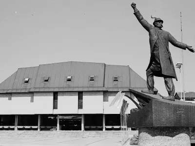 Monumentalni kip Matije Gubca iz leta 1977 avtorja Toneta Kralja, ki na plo&scaron;čadi pred Kulturnim domom Kr&scaron;ko spominja na veliki upor kmetov izpred 450 let.