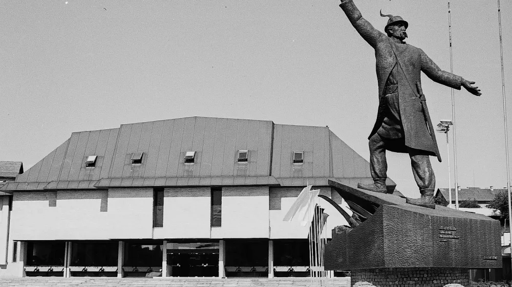 Monumentalni kip Matije Gubca iz leta 1977 avtorja Toneta Kralja, ki na plo&scaron;čadi pred Kulturnim domom Kr&scaron;ko spominja na veliki upor kmetov izpred 450 let.