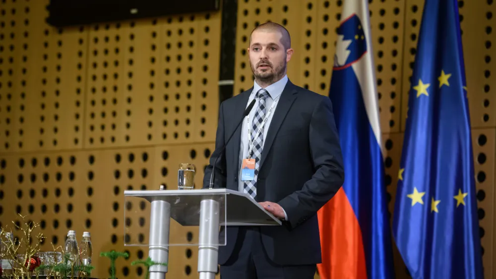 Tretja Jan&scaron;eva vlada je bila prva, ki je za razre&scaron;itev generalnega direktorja Sursa Bojana Nastava (na fotografiji) uporabila peti odstavek 83. člena zakona o javni upravi. Upravno sodi&scaron;če je presodilo, da lahko vlade v letu dni od prevzema funkcije zamenjajo tudi direktorja Sursa, ne le generalnega direktorja policije, Ukoma ali Sove.