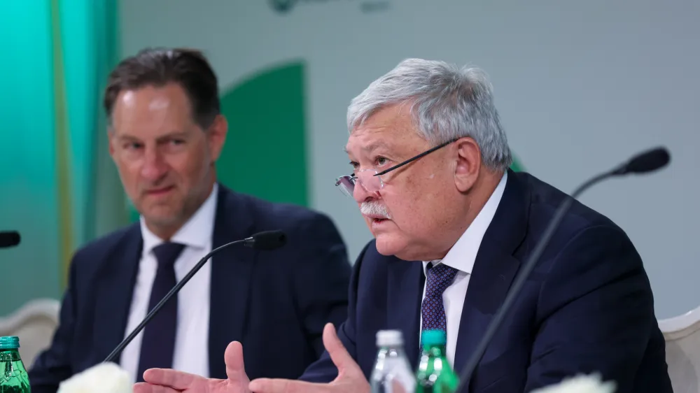 John Denhof, predsednik uprave Nove KBM, S&aacute;ndor Cs&aacute;nyi, predsednik upravnega odbora in glavni izvr&scaron;ni direktor OTP banke.