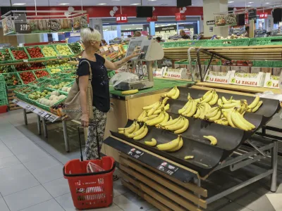 - sadje in zelenjava - banane - samopostrežna tehtnica -  potro&scaron;niki - <br><br><br>- 06.07.2015 - Mercator center &Scaron;i&scaron;ka v Ljubljani - Hipermarket, Cesta Ljubljanske brigade 33 -     ///FOTO: Jaka Gasar