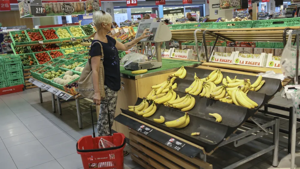- sadje in zelenjava - banane - samopostrežna tehtnica -  potro&scaron;niki - <br><br><br>- 06.07.2015 - Mercator center &Scaron;i&scaron;ka v Ljubljani - Hipermarket, Cesta Ljubljanske brigade 33 -     ///FOTO: Jaka Gasar