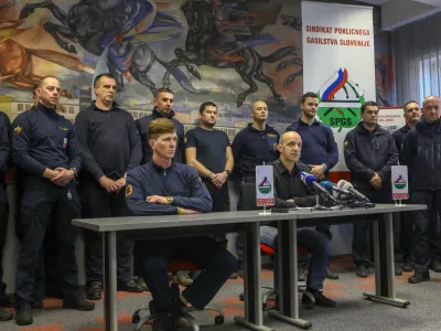 Sindikat poklicnega gasilstva se je odločil, da bo svoje stavkovne zahteve javnosti in vladi pojasnil na protestnem shodu. Desno predsednik sindikata David &Scaron;varc.