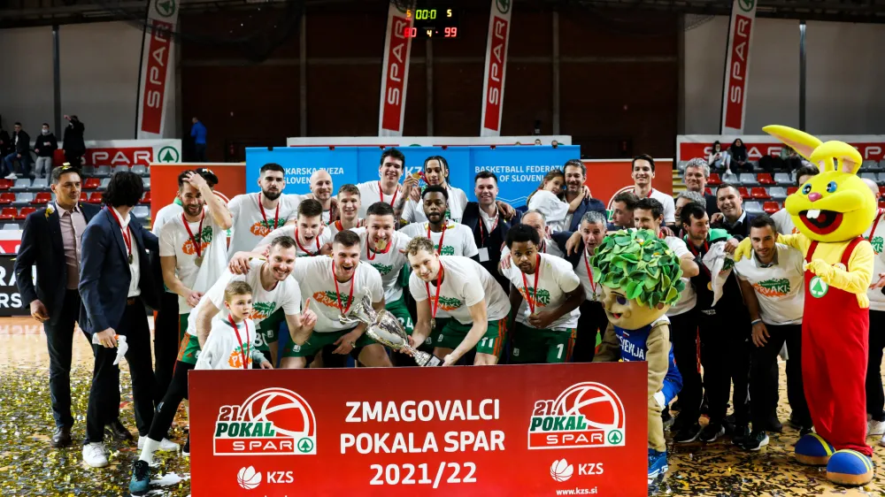 ko&scaron;arkarji Cedevite Olimpija - zmagovalci pokala Spar <br><br><br>- 18.02.2022 &ndash; ko&scaron;arka - Helios Suns: Cedevita Olimpija, Pokal Spar - finale zaključnega turnirja - Ko&scaron;arkarji Cedevite Olimpije so v finalu zaključnega turnirja pokala Spar premagali Helios Suns z 99:80 (25:22, 45:46, 75:64) in osvojili 21. pokal Spar<br><br><br>//FOTO: Bojan Velikonja