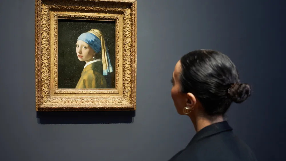 Slavna Deklica z bisernim uhanom bo na razstavi v amsterdamskem Rijksmuseumu, ki bo odprta do junija, le do 1. aprila. Takrat se bo vrnila v matični muzej Mauritshuis.&nbsp;