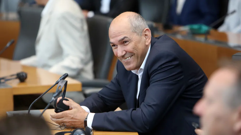 predsednik in poslanec SDS Janez Jan&scaron;a<br><br><br>- 08.07.2022 &ndash; Državni zbor RS - prireditev DZ v znak podpore ukrajinskemu narodu v boju za svojo domovino in izkaz prijateljstva ukrajinski državi <br><br>//FOTO: Tomaž Skale<br>