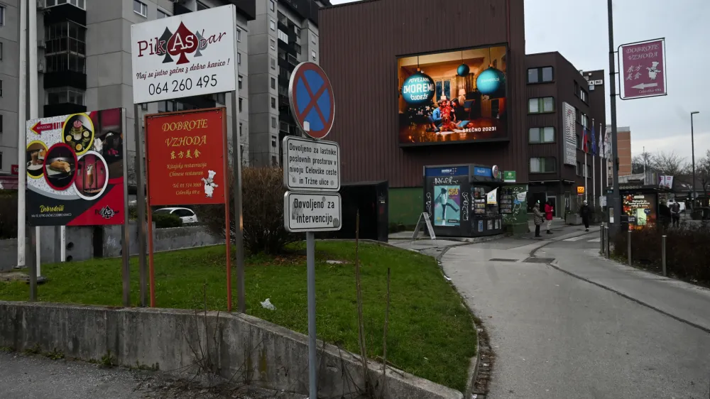  - 20.12.2022 - Ogla&scaron;evalski plakati v Ljubljani. //FOTO: Nik Erik Neubauer