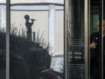 - simbolična fotografija - deček s pi&scaron;čalko &ndash; Pastirček - simbol RTV - <br> <br>- 21.09.2022 - akcija v podporo novinarkam in novinarjem ter ostalim sodelavcem javne RTV Slovenije, ki jo je izvedel Mladi forum Socialnih demokratov, <br> <br>//FOTO: Luka Cjuha<br>