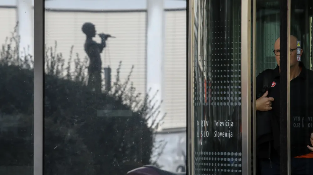 - simbolična fotografija - deček s pi&scaron;čalko &ndash; Pastirček - simbol RTV - <br> <br>- 21.09.2022 - akcija v podporo novinarkam in novinarjem ter ostalim sodelavcem javne RTV Slovenije, ki jo je izvedel Mladi forum Socialnih demokratov, <br> <br>//FOTO: Luka Cjuha<br>