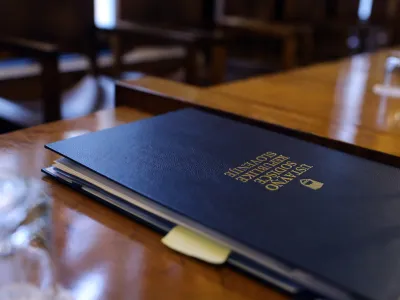 simbolična fotografija - knjiga - planer, notes, rokovnik, beležka - ustavni sodnik- 7.11.2013 - Ustavno sodi&scaron;če Republike Slovenije - javna razprava o zahtevi Upravnega sodi&scaron;ča RS glede zakona o dodatnem davku od dohodkov članov poslovodstev in nadzornih organov v času finančne in gospodarske krize; //FOTO: Jaka Gasar