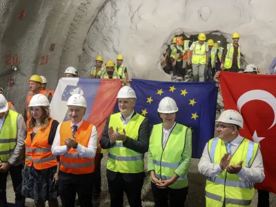 - 13.06.2022 - slavnostni dogodek preboja prvega predora Mlinarji ob gradnji drugega tira železni&scaron;ke proge Divača-Koper, govorniki bodo predsednik uprave 2TDK Pavle Hevka, minister za infrastrukturo Bojan Kumer, tur&scaron;ki minister za promet in infrastrukturo Adil Karaismailoglu, direktor družbe Kolektor CPG Kristjan Mugerli ter predsednik upravnega odbora Yapi Merkezi Basar Arioglu; pred predorom Mlinarji, ČRNI KAL //FOTO: Jaka Gasar