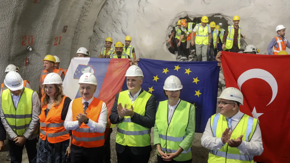 - 13.06.2022 - slavnostni dogodek preboja prvega predora Mlinarji ob gradnji drugega tira železni&scaron;ke proge Divača-Koper, govorniki bodo predsednik uprave 2TDK Pavle Hevka, minister za infrastrukturo Bojan Kumer, tur&scaron;ki minister za promet in infrastrukturo Adil Karaismailoglu, direktor družbe Kolektor CPG Kristjan Mugerli ter predsednik upravnega odbora Yapi Merkezi Basar Arioglu; pred predorom Mlinarji, ČRNI KAL //FOTO: Jaka Gasar