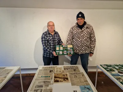 Slavko Hočevar (desno) je idejni vodja razstave, Albin Nov&scaron;ak (levo) pa je na ogled postavil svojo bogato zbirko značk.