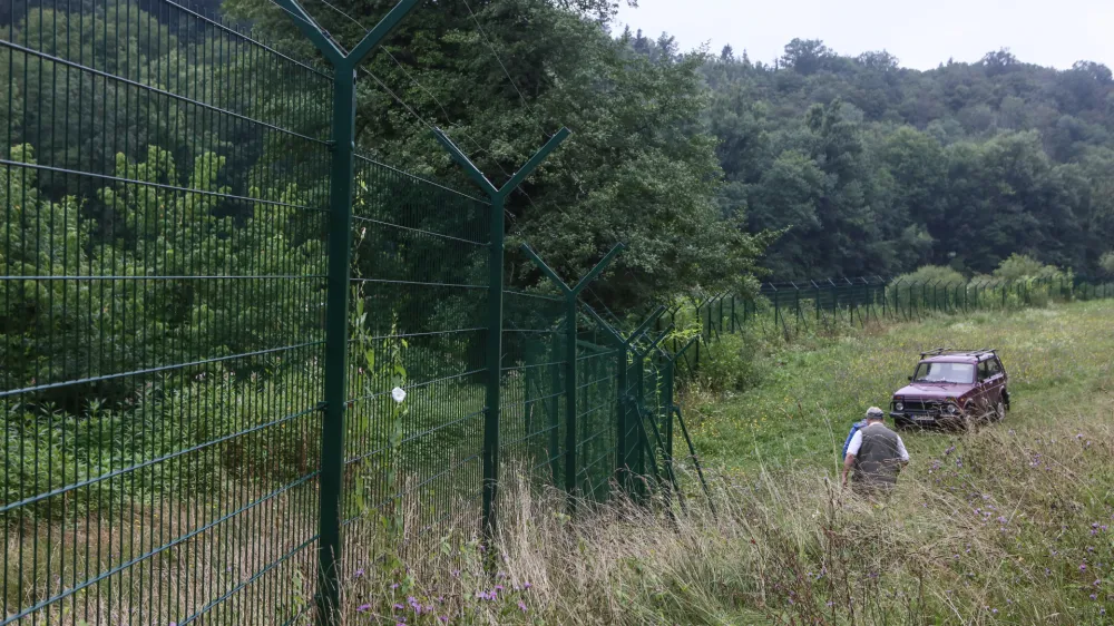 varovalna ograja - panelna ograjareportaža turizem - migranti Kolpa Bela krajina- Migranti 2018 &ndash; nova migrantska balkanska pot iz Makedonije preko Kosova, Črne gore, Bosne in Hercegovine proti zahodni Evropi -   //FOTO: Luka Cjuha.