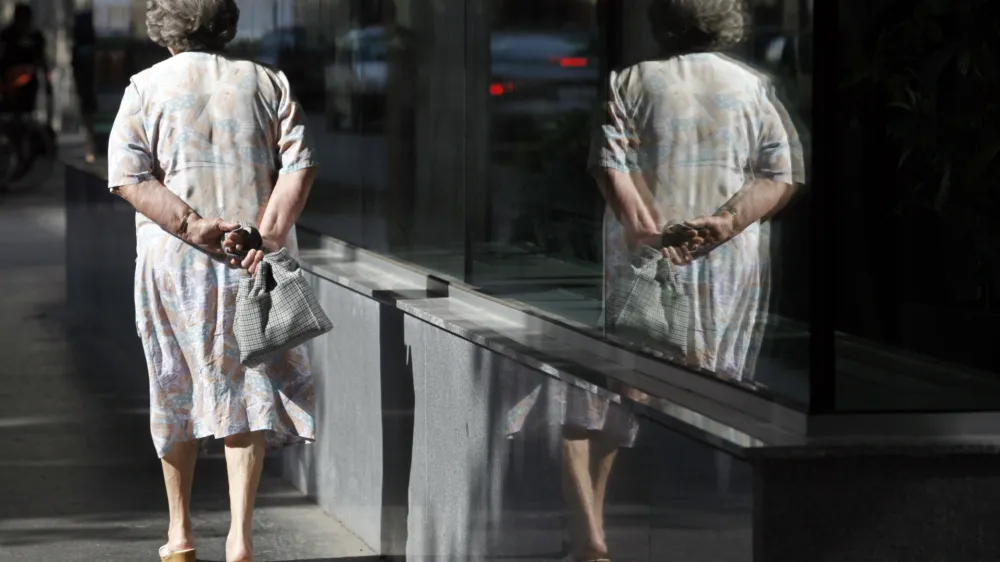 - Ilustrativna fotografija,starej&scaron;i občani, upokojenci, pokojnina, pokojninska reforma- ZPIZ (Zavod za pokojninsko in invalidsko zavarovanje Slovenije)//FOTO: Luka CjuhaOPOMBA: ZA OBJAVO V ČASOPISU DNEVNIK