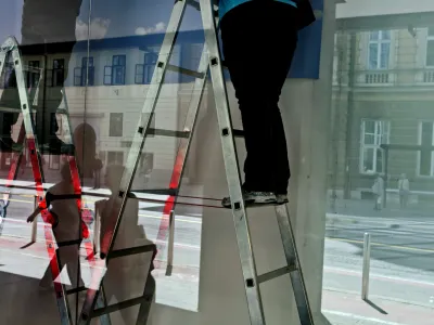 - simbolična fotografija - prekarno delo - delo na črno (&scaron;u&scaron;marji) - lestev - delavec - kariera - vzpon - gospodarska rast - //FOTO: Bojan Velikonja