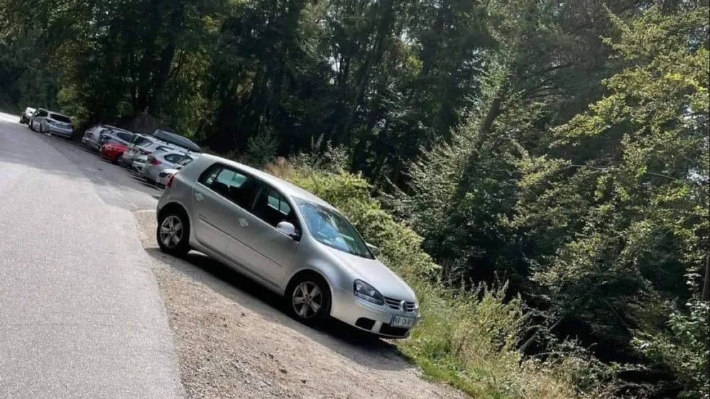 Avtomobili, parkirani ob cesti, ovirajo promet, cesta je manj pregledna, parkiri&scaron;ča so zgrajena napačno, poudarjajo v KS Jo&scaron;t.