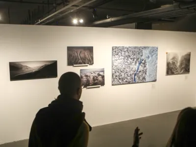 - 14.02.2023 &ndash; Galerija Jakopič - razstava Valovanje: Vizualni dnevnik vode - fotografije na temo vode, ki so jih posneli fotografi in fotografinje priznane nizozemske agencije NOOR Images //FOTO: Luka Cjuha