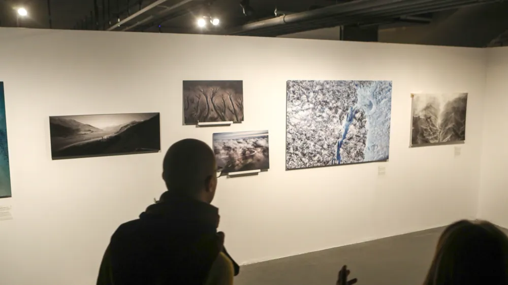 - 14.02.2023 &ndash; Galerija Jakopič - razstava Valovanje: Vizualni dnevnik vode - fotografije na temo vode, ki so jih posneli fotografi in fotografinje priznane nizozemske agencije NOOR Images //FOTO: Luka Cjuha