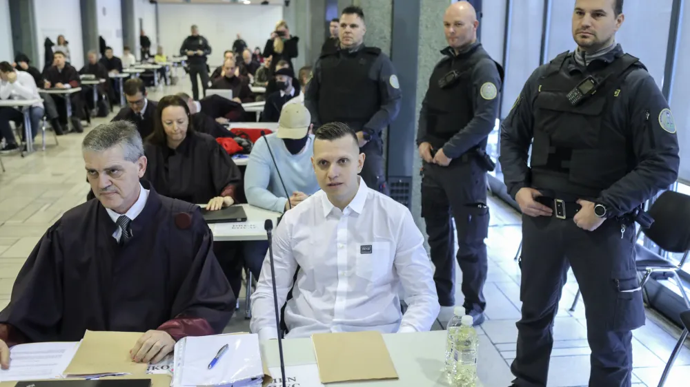 Na sojenju domnevnim članom slovenske celice kava&scaron;kega klana je varovanje vedno močno poostreno. Na fotografiji domnevni vodja Klemen Kadivec ob odvetniku Branku Gvozdiću.