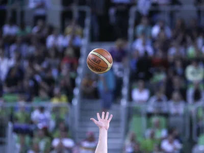 - simbolična fotografija - - ko&scaron;arka - Slovenija: Litva, Telemachov turnir, 2. krog: - slovenska ko&scaron;arkarska reprezentanca na zadnjem domačim testom pred svetovnim prvenstvom v &Scaron;paniji.   //FOTO: Jaka Gasar