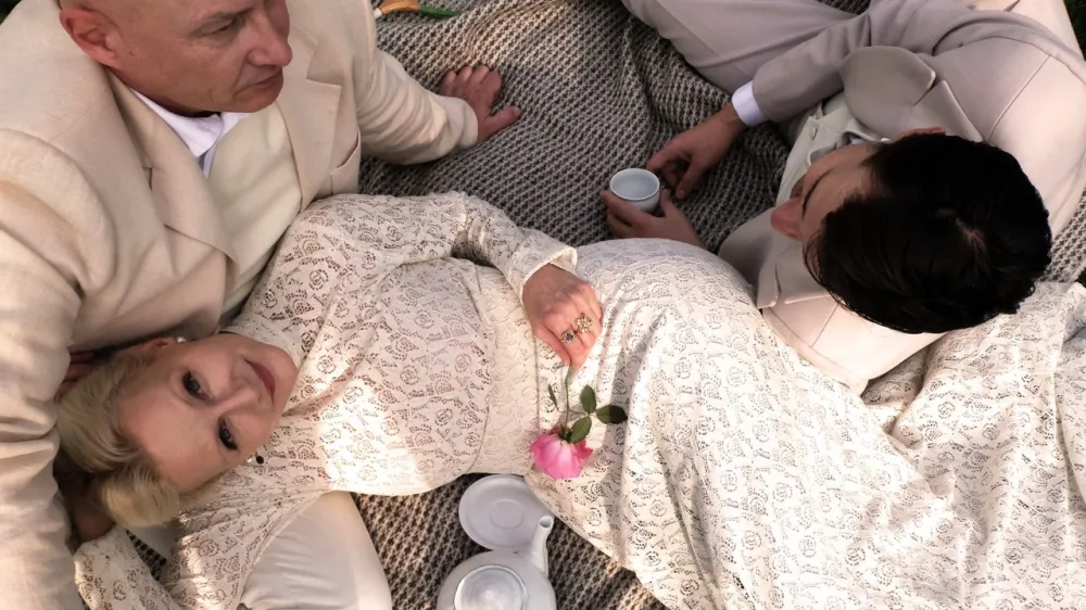 Predstava V agoniji, režija Nina &Scaron;orak, KUD Dveh in FSK, 2023