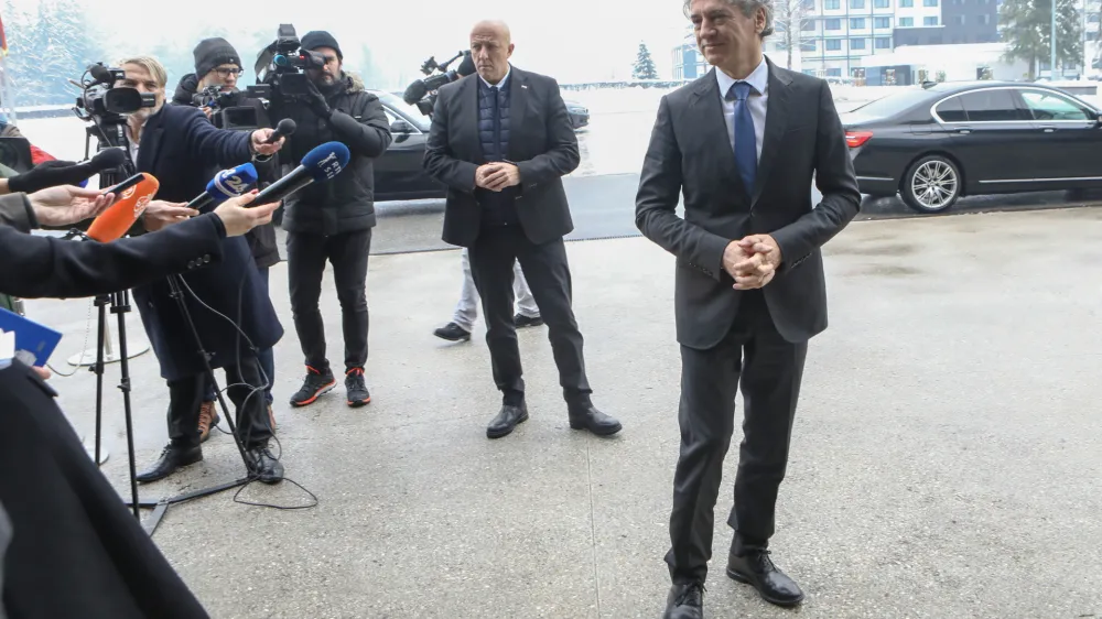 Varnostniki predsednika vlade Roberta Goloba delujejo neposredno pod generalnim sekretariatom vlade in ne v sklopu policijskega centra za varovanje in za&scaron;čito.