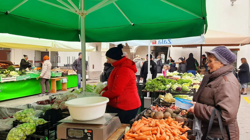 Obiskovalci kranjskih tržnic že vrsto let tožijo zaradi pomanjkanja parkiri&scaron;č v bližini, medtem ko si ponudniki na tržnicah prizadevajo za prijaznej&scaron;e pogoje za delo.