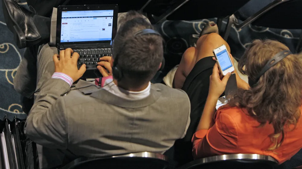 - ilustrativna fotografija - prenosni ralunalnik - računalni&scaron;tvo - mobilni telefon iPhone 4 - srfanje - internet - diplomacija - gospodarstvo <br> - - 7. Strate&scaron;ki forum Bled 2012 - //FOTO: Tomaž Skale