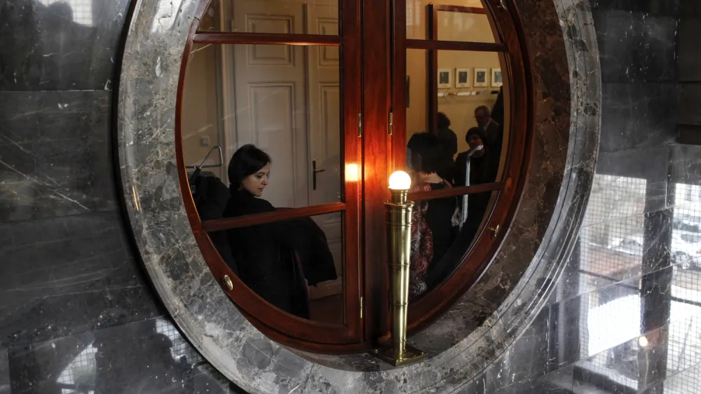 Ustavno sodi&scaron;če (na fotografiji notranjost stavbe na Beethovnovi) se je pri presojanju težko popravljivih posledic &ndash; v primeru, da izvajanje zakona o RTVS zadrži ali ga dopusti &ndash; odločilo za zadržanje zakona. In povzročilo nove dileme in težave. Foto: Jaka Gasar&nbsp;