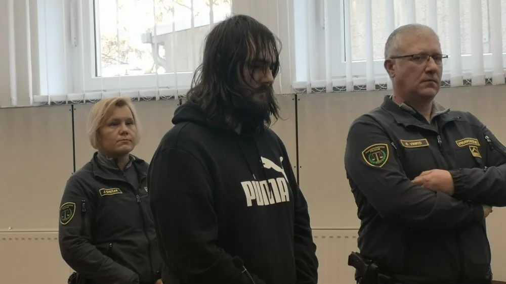 Sebastien Abramov &scaron;e vedno ni spregovoril o tragičnem dogodku marca 2015, zavrnil pa je krivdo po obtožnici.